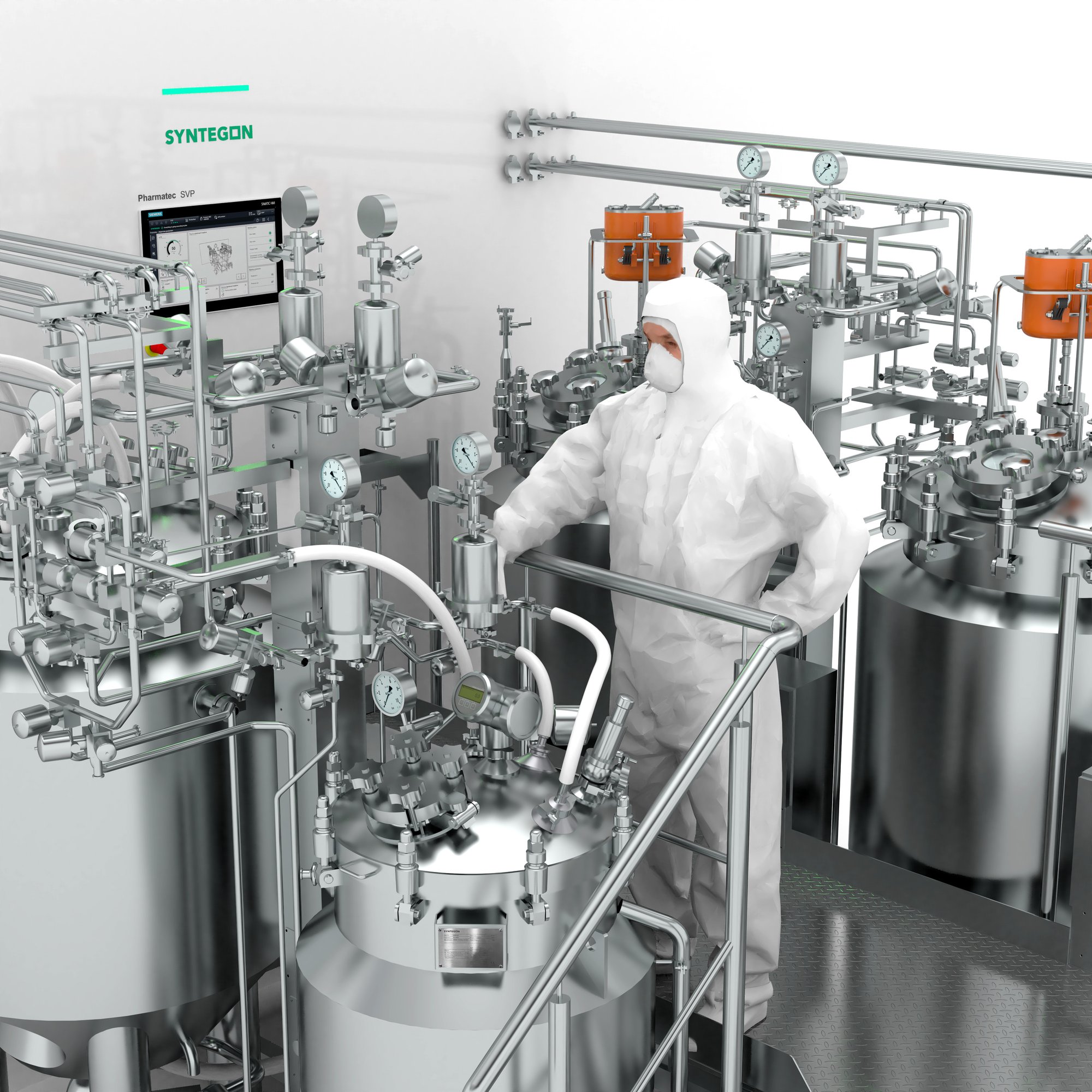 クリーンルームスーツを着用したオペレーターが、ステンレス製の容器、配管、および自動化インターフェースを備えたSyntegon SVP製剤システムを監視している。
